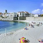 Vue Et Remparts. Entre Vieille Et Plages *