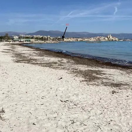 Vue Et Remparts. Entre Vieille Et Plages