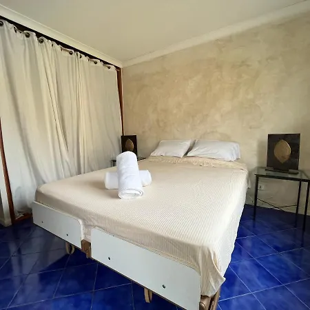 Vue Et Remparts. Entre Vieille Et Plages Antibes