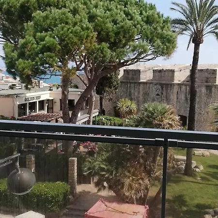 Vue Et Remparts. Entre Vieille Et Plages Antibes