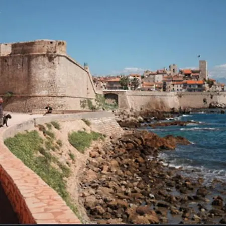 Vue Et Remparts. Entre Vieille Et Plages *