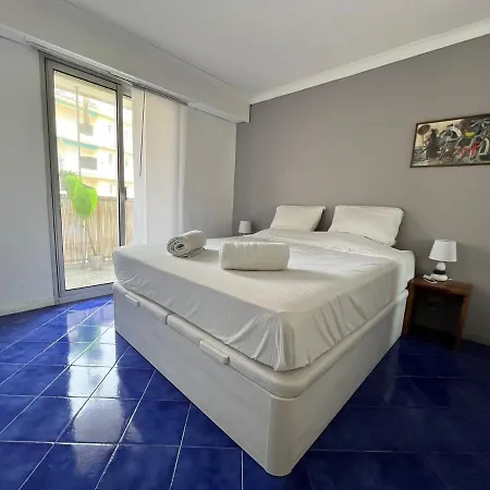 Vue Et Remparts. Entre Vieille Et Plages * Antibes