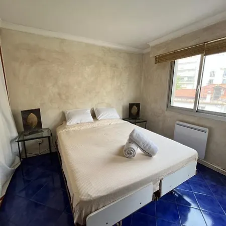 Vue Et Remparts. Entre Vieille Et Plages