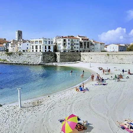 Vue Et Remparts. Entre Vieille Et Plages *