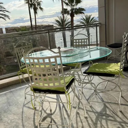 Vue Et Remparts. Entre Vieille Et Plages *