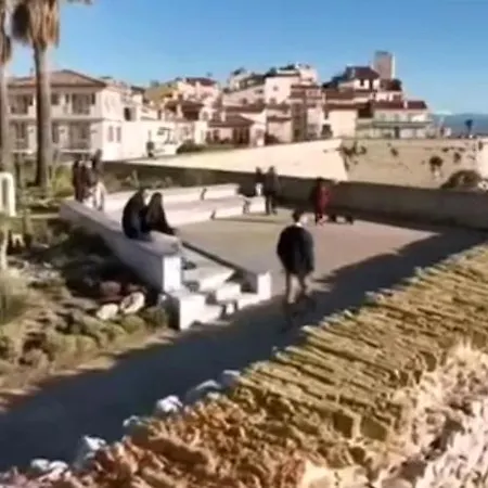 Vue Et Remparts. Entre Vieille Et Plages * Antibes