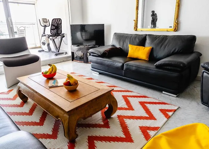 Vue Et Remparts. Entre Vieille Et Plages