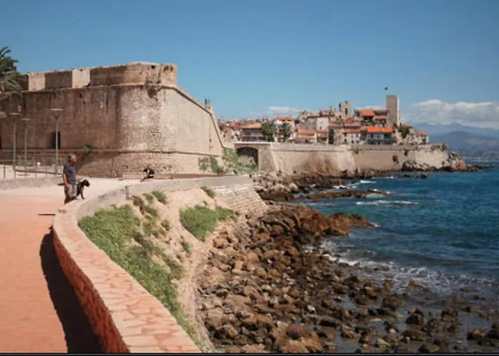 Vue Et Remparts. Entre Vieille Et Plages *