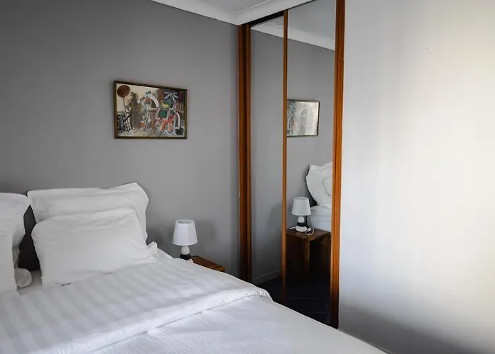 Vue Et Remparts. Entre Vieille Et Plages * Antibes