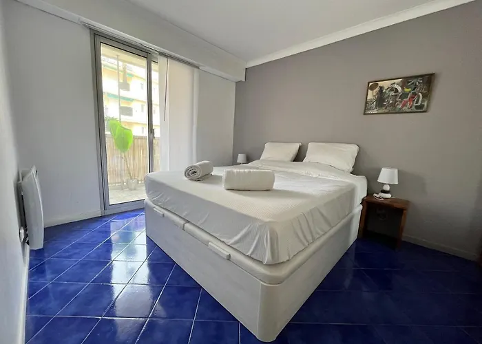 Vue Et Remparts. Entre Vieille Et Plages * أنتيب