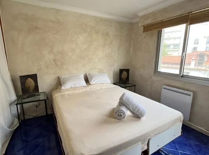 Vue Et Remparts. Entre Vieille Et Plages