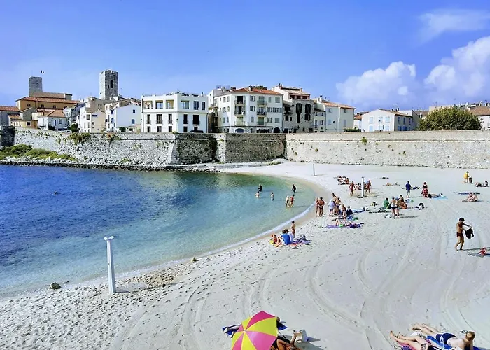 Vue Et Remparts. Entre Vieille Et Plages *