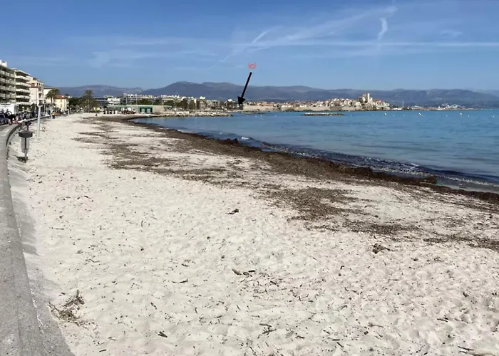 Vue Et Remparts. Entre Vieille Et Plages