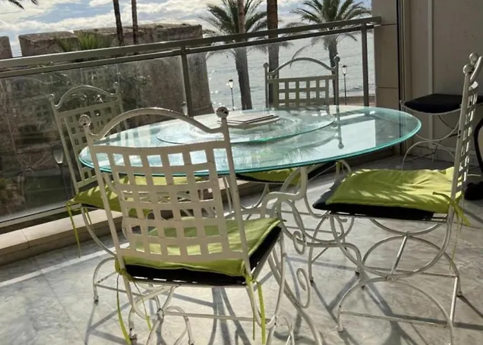 Vue Et Remparts. Entre Vieille Et Plages *