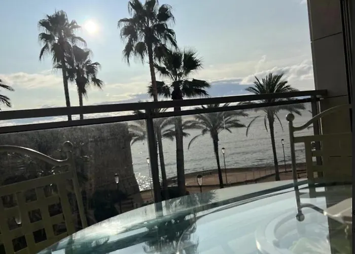 Vue Et Remparts. Entre Vieille Et Plages * Antibes